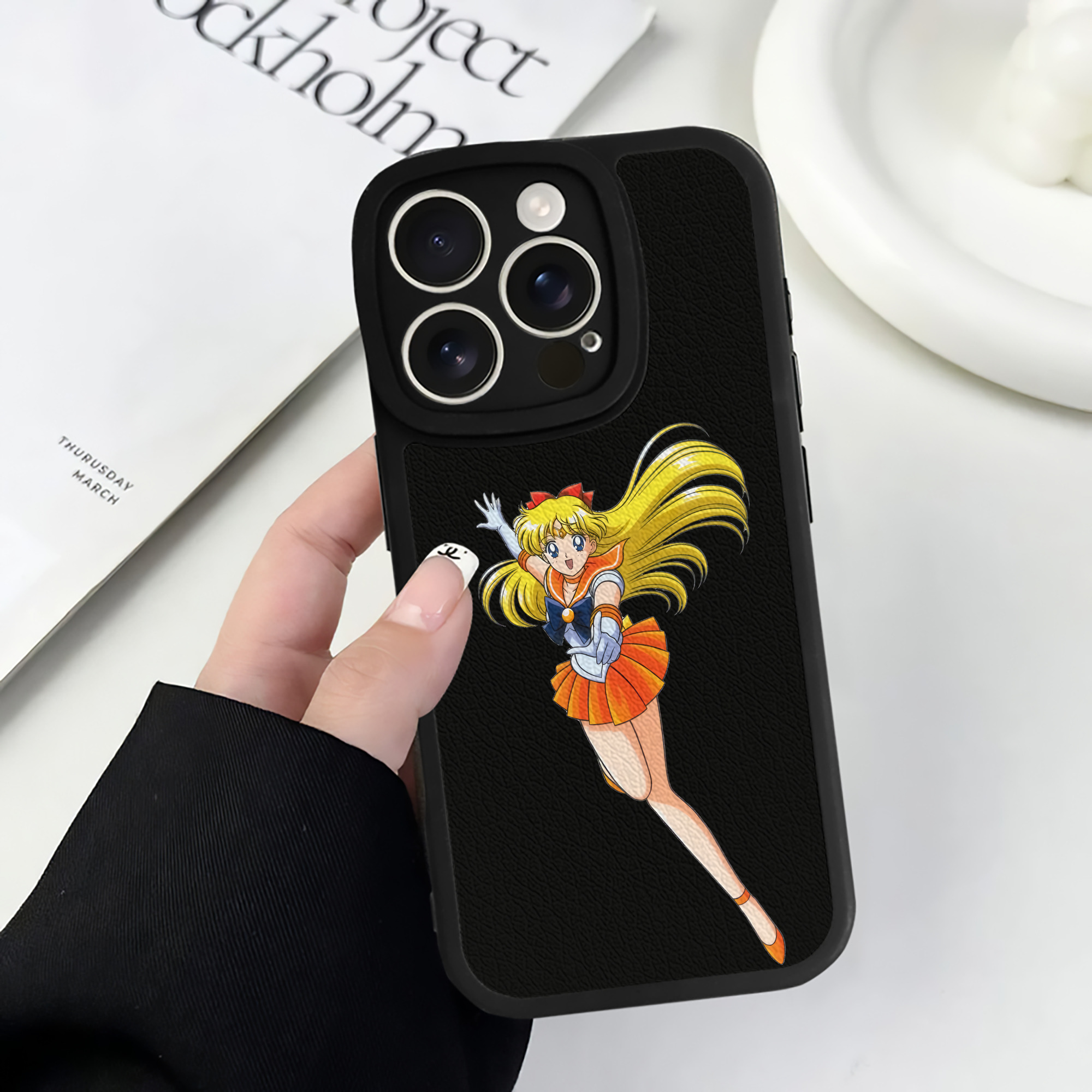 （画像用） 美少女戦士セーラームーン 愛野 美奈子 あいの みなこ Sailor Moon Aino Minako 【iPhone 16シリーズ対応】シリコンスマホケース（レザー調） 材質：シリコン
